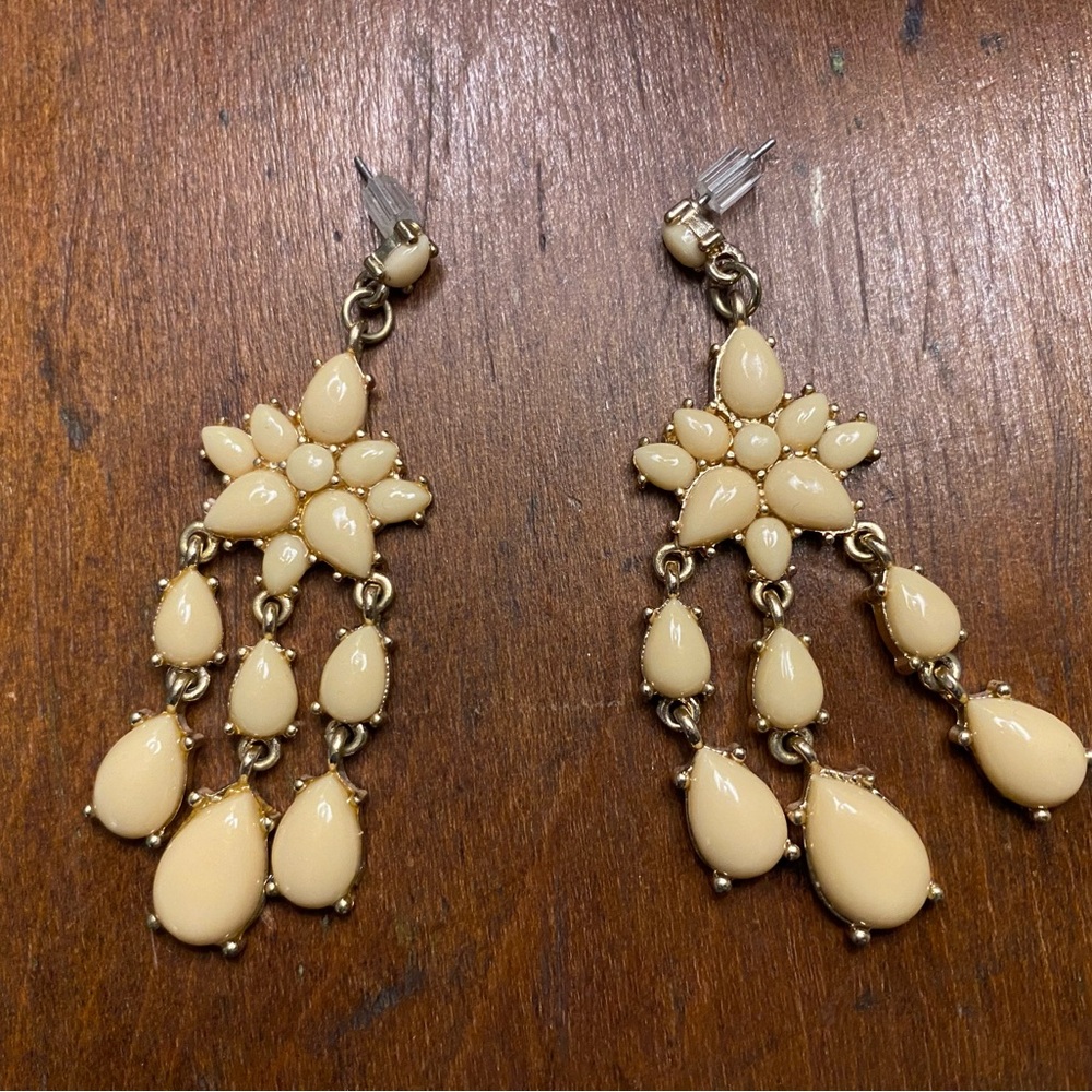 🤍💛New! Francesca’s Cream/Gold Chandelier Earrings